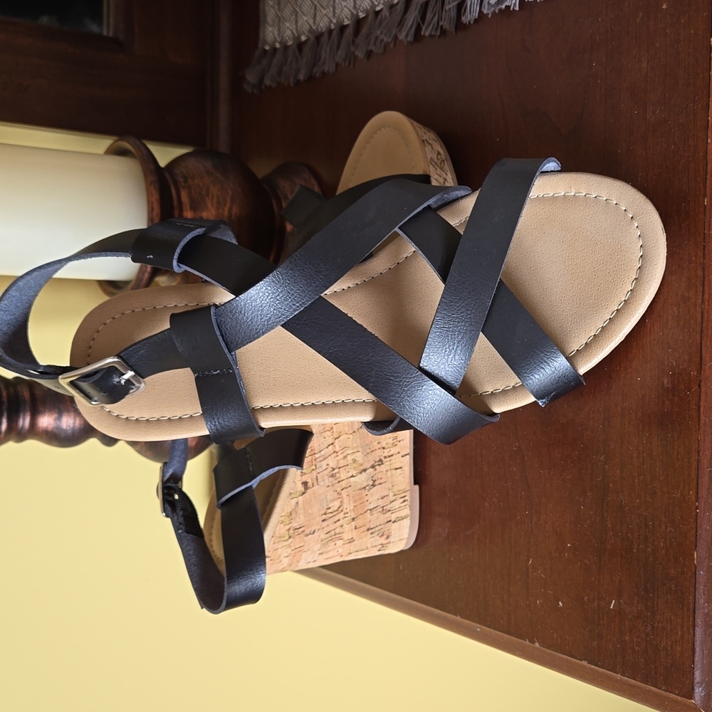 Torrid Size 10W Black/Cork Wedges